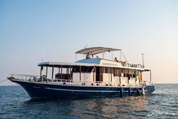 Maldives Emperor Atoll Liveaboard - whole boat and group charters.